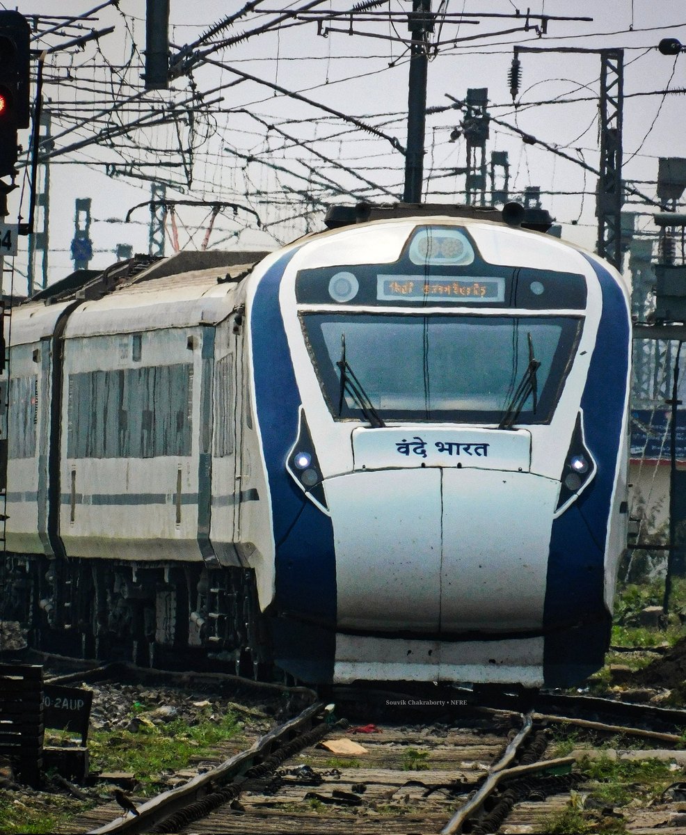 Fastest Train between Kolkata & Siliguri 22301 Howrah - New Jalpaiguri Jn (Siliguri) Vande Bharat Express arriving its destination New Jalpaiguri Jn (NJP) #IndianRailways #Vandebharatexpress #NFRailEnthusiasts @drmhowrah @drm_kir @RailNf @RailMinIndia @EasternRailway