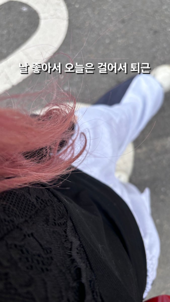 Yeojin Instagram Story 'Walking back home today after work since the weather's nice'