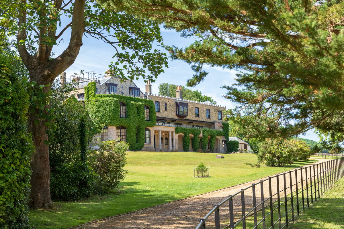 Spring Activities🌸

Wander the grounds of @QuarrAbbeyIOW and feed the resident pigs; discover @FarringfordIOW the former home of Lord Tennyson, see what migrating birds and wildlife you can spot, and enjoy family-fun at @VisitTheNeedles.🦅

ℹ️bit.ly/IWSpring
#IsleofWight