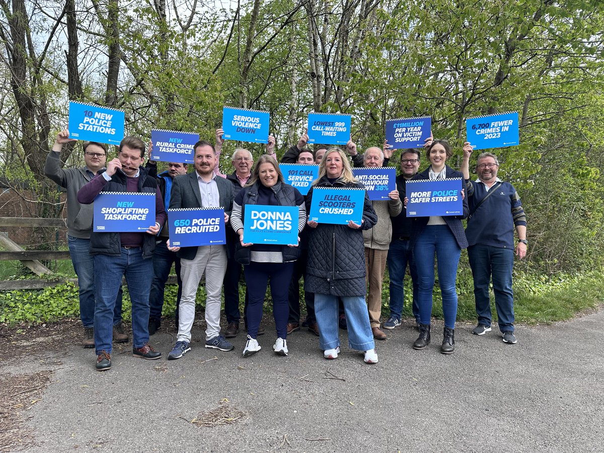 A great day campaigning with #JulianLewisMP in #NewForestEast #Totton yesterday & to visit #TottonPoliceStation ahead of the front counter reopening in the autumn #MorePoliceSaferStreets #VoteDonnaJones2ndMay 🗳️@Conservatives @10DowningStreet @JamesCleverly @CPhilpOfficial