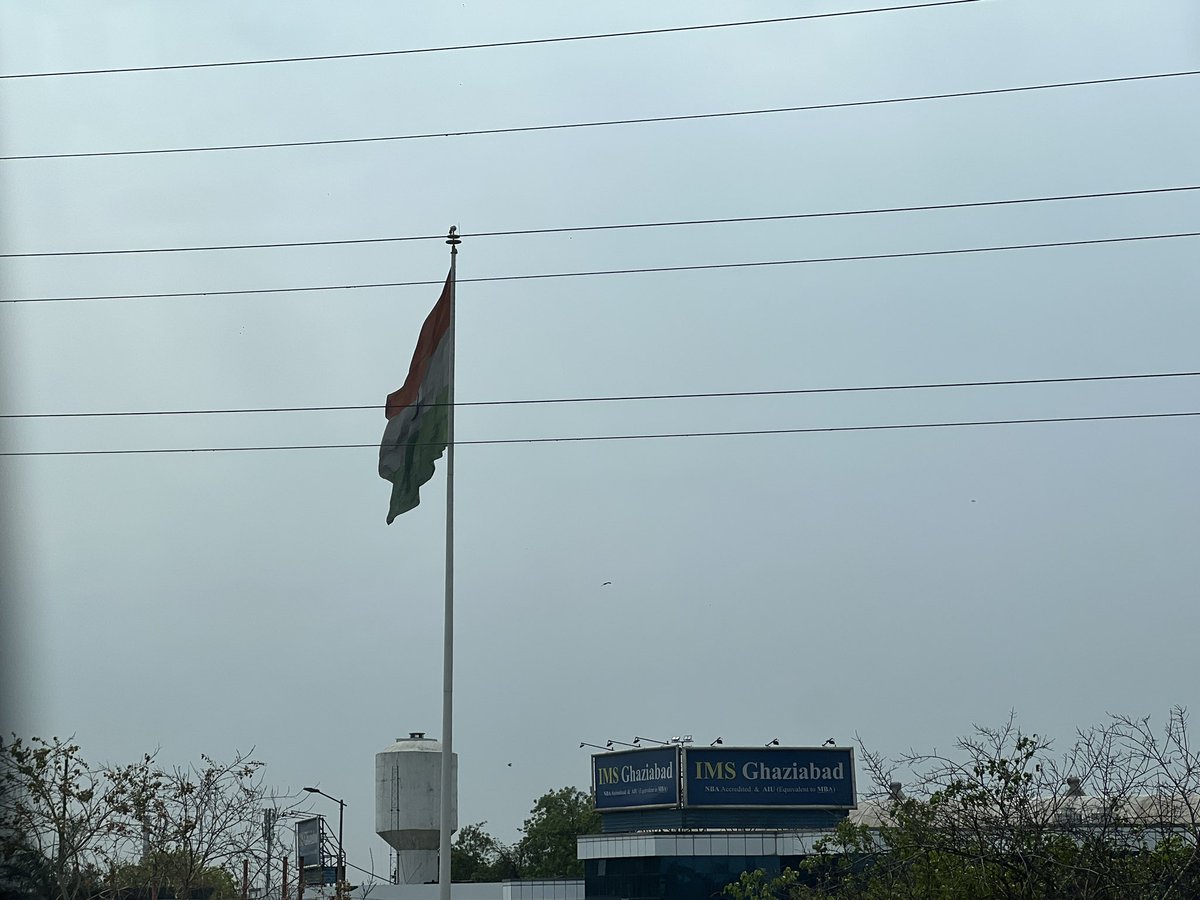 ajeetbharti's tweet image. प्रिय @IMSGhaziabad क्या आप इस तिरंगे को धुलवा कर, साफ झंडा लगवाने का कष्ट करेंगे? अभी मैंने रास्ते से देखा तो यह धूल-धूसरित दिखा।