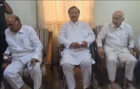 It feels like the 90s or early 2000s. Two Sr politicians and bitter rivals who hail from the same district are back together. While Sushil Kumar Shinde ruled Solapur urban areas. Vijay Singh Mohite Patil, the rural. Both were CM and Dy CM together.

Sharad Pawar 👇🏻