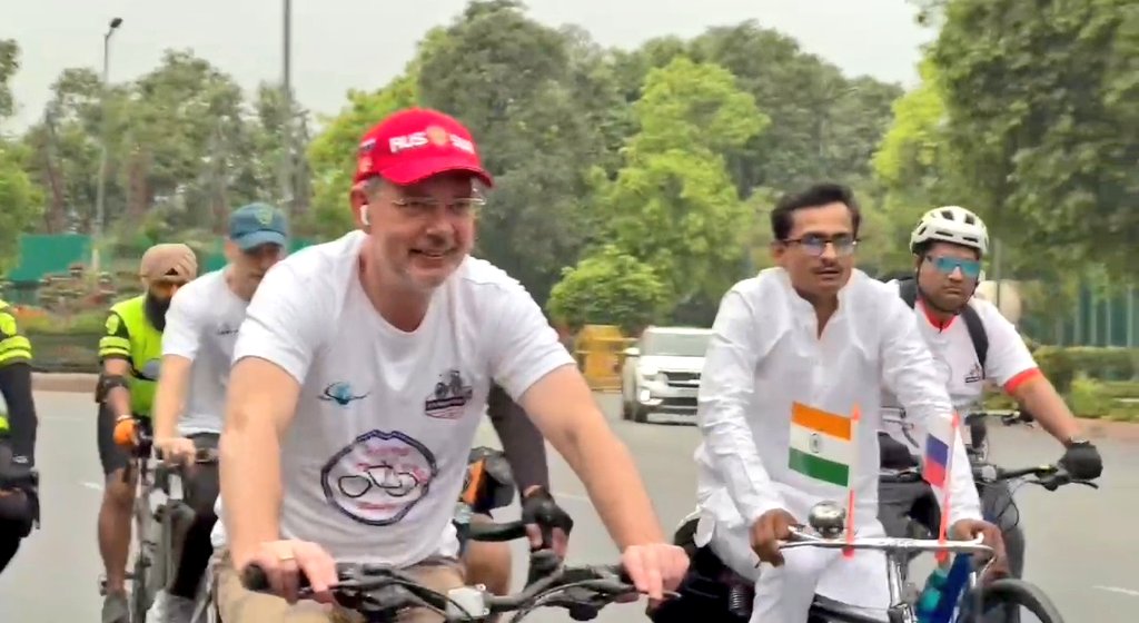 Russian Envoy @RusEmbIndia Denis Alipov @AmbRus_India joins a cycle rally in Delhi, marking the 77th anniversary of diplomatic ties between Russia and India, & commemorating the 40th anniversary of Rakesh Sharma's space flight aboard the Soviet Soyuz T-11 spacecraft.