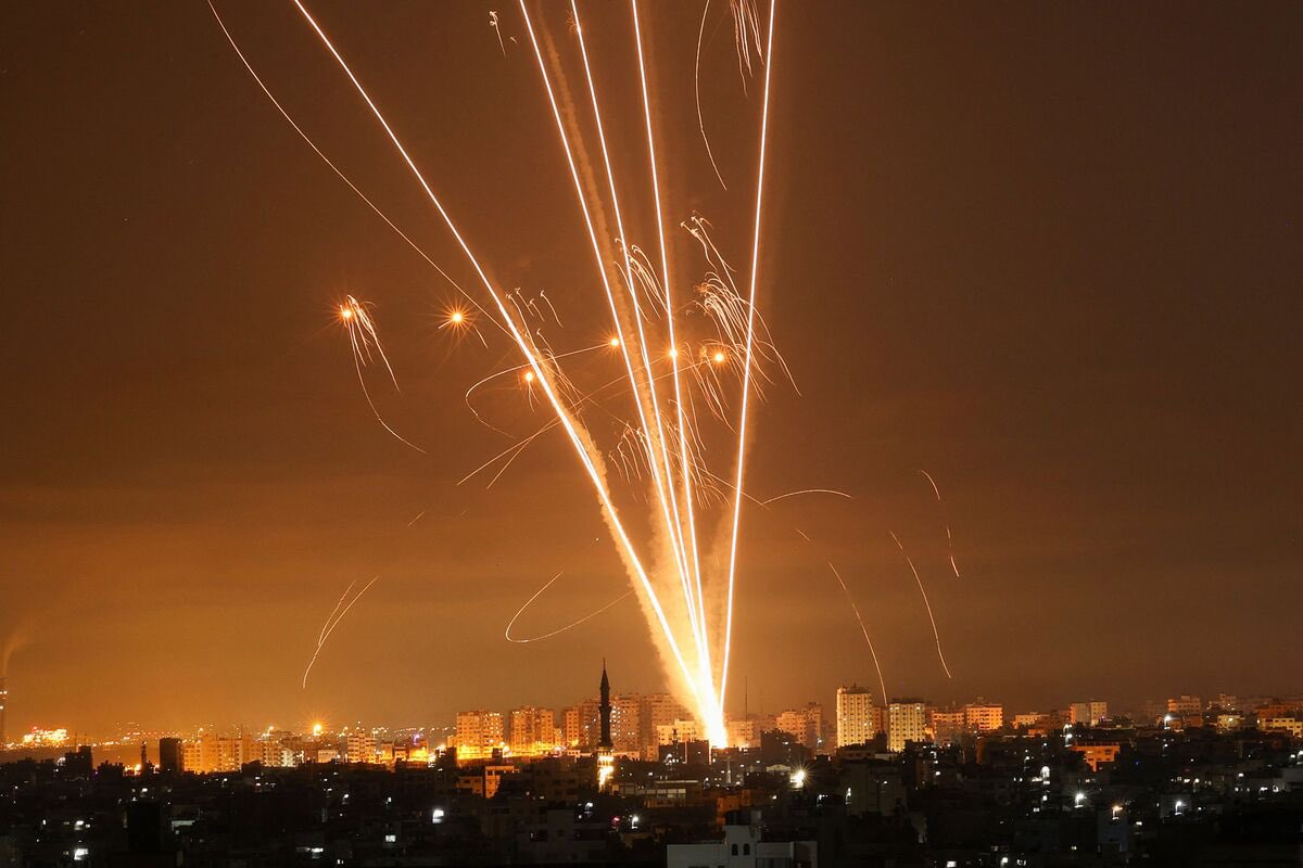 MaximusExo's tweet photo. 🚨🇮🇷ÚLTIMA HORA: IRÁN DECLARA EL FIN DEL ATAQUE

Jefe de Estado Mayor de Irán: "Nuestro ataque ha terminado y no deseamos continuar, pero responderemos con fuerza si Israel ataca nuestros intereses. Israel cruzó líneas rojas al atacar nuestro consulado en Damasco, y tuvo que ser respondido."
