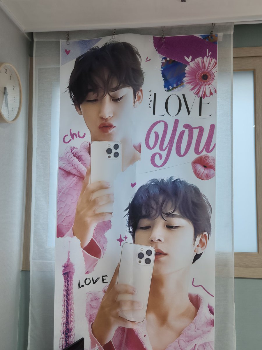 러비니돌에 있던 현수막 드디어 집 정리하면서 일주일만에 달았다....☺️

#김민규_나의별에게
#민규야봄이왔어_너와함께
