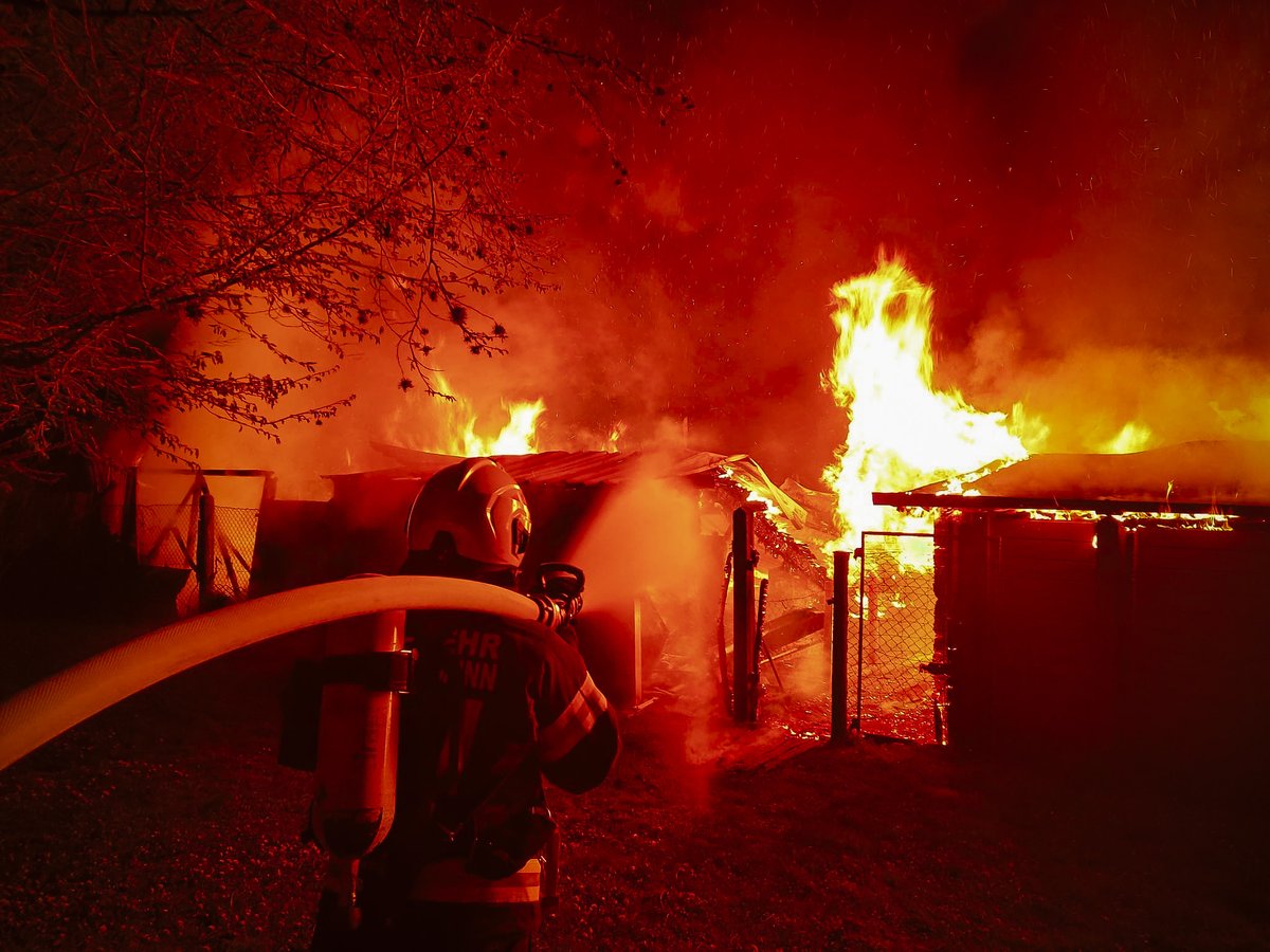 Meterhohe Flammen in Schrebergarten-Siedlung - ein paar Gasflaschen sind zum Problem geworden: krone.at/3334692