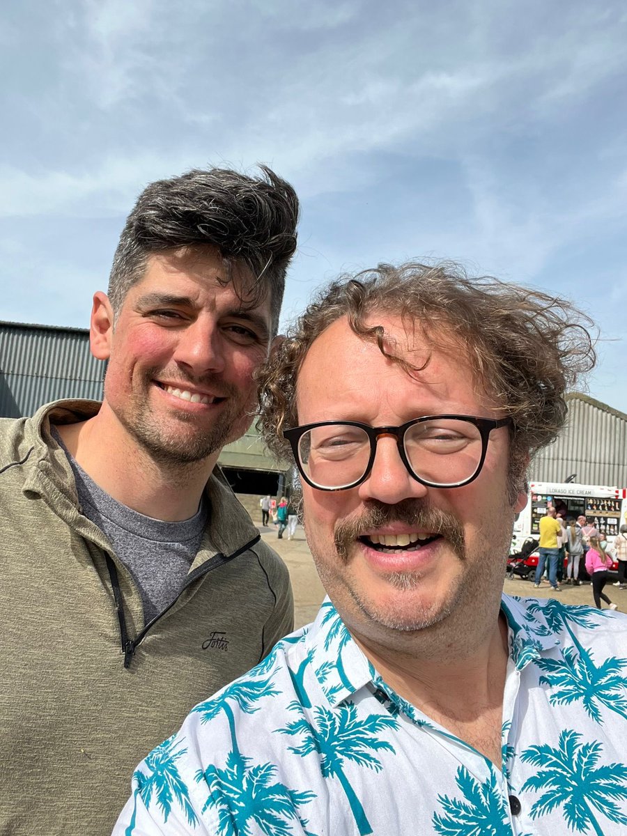 You never know who you’ll see down the farm! Our trumpeter @FinShwaa bumped into Sir Alastair Cook yesterday 😍