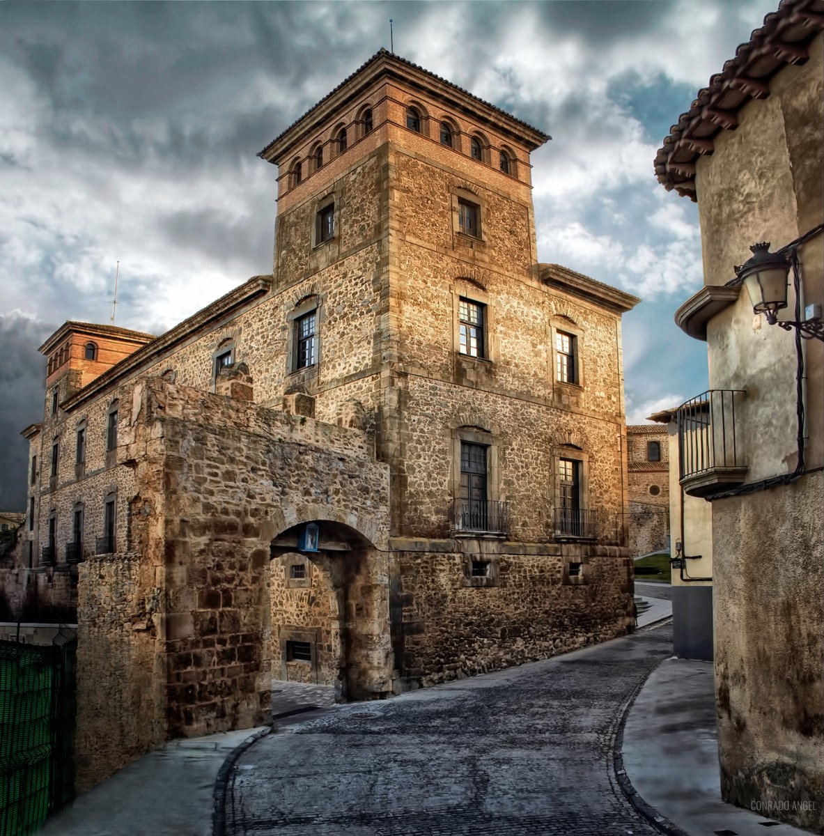 Enamórate de cada rincón del Palacio de los Castejones y sus Jardines Renacentistas en Ágreda. Arquitectura deslumbrante y naturaleza en armonía, un destino que debe estar en tu lista 😍 Más información en sorianitelaimaginas.com/monumentos/pal… #Sorianitelaimaginas #JardinesHistóricos