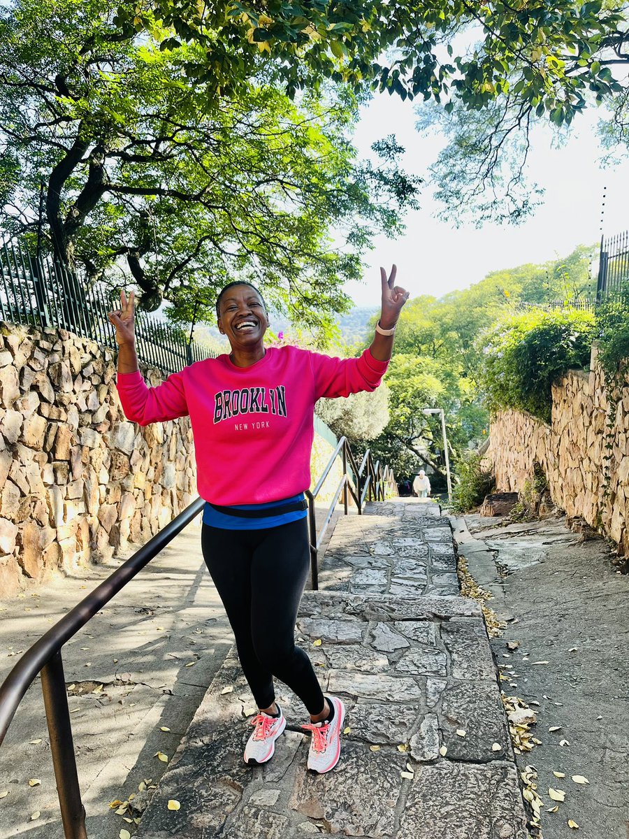 We took it outdoors this morning 💃🏾💃🏾🏋🏾‍♀️🏋🏾‍♀️ Westcliff Stairs done with a few clients..they are brutal shem😭

Always love these moments with my people and not be stuck with gym routine all the time🙏🏾❤️

#YourPersonalTrainer
#OutdoorFitness
#SundayMotivation