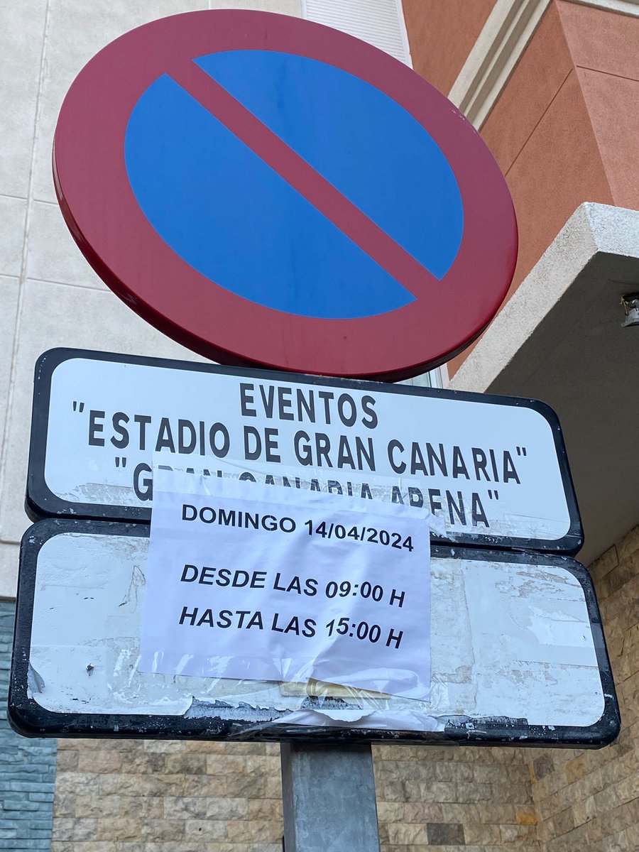 Hoy tenemos partido de fútbol en el Estadio de Gran Canaria. Recuerda la limitación de estacionamiento en la calle Fondos del Segura. #LasPalmasSevillaFC #VamosUD!