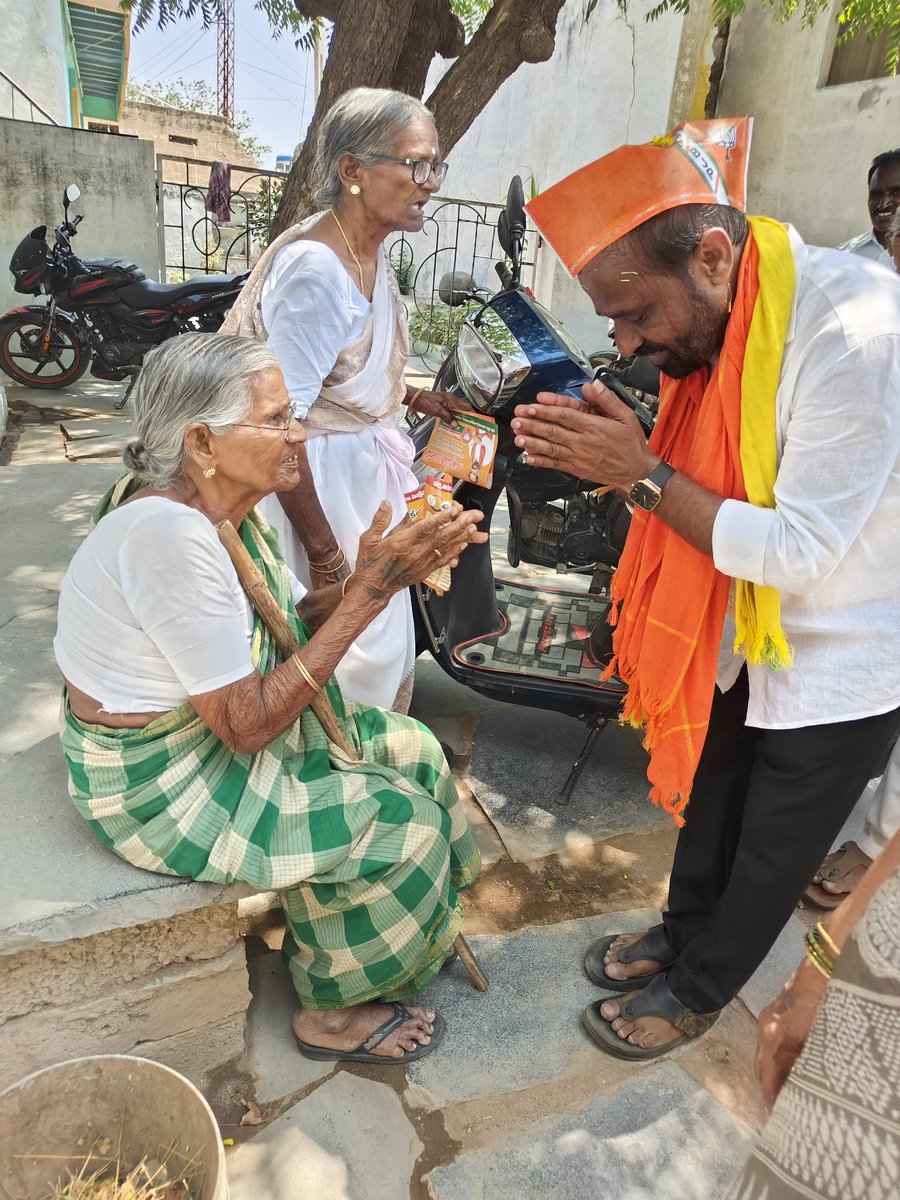 SsBharatavarsh's tweet photo. ఈదుల ముష్టురులో డోర్ టు డోర్ క్యాంపెయినింగ్ చేసిన సత్య అన్న @satyakumar_y https://t.co/57dCJeqqYH