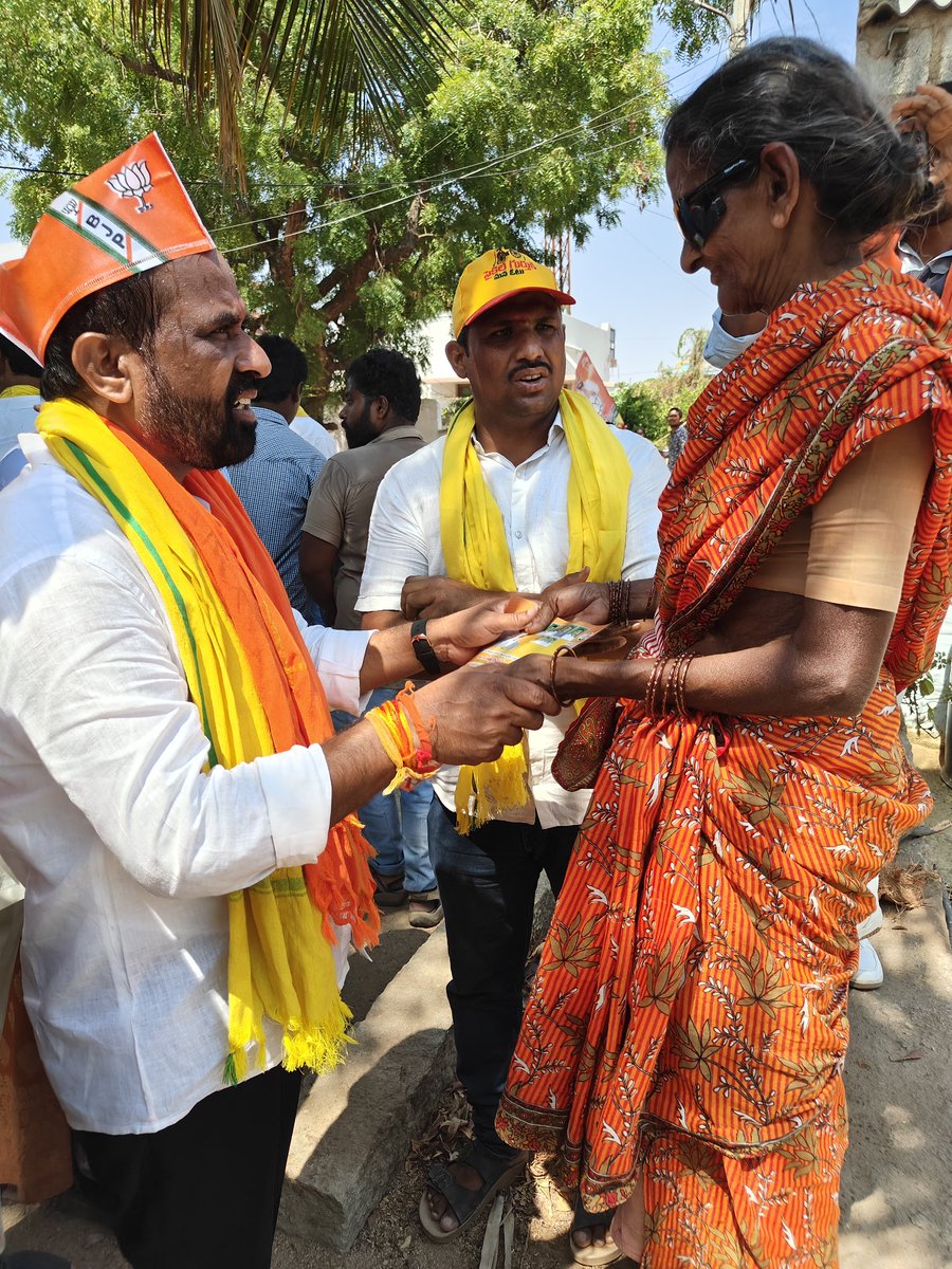 SsBharatavarsh's tweet photo. ఈదుల ముష్టురులో డోర్ టు డోర్ క్యాంపెయినింగ్ చేసిన సత్య అన్న @satyakumar_y https://t.co/57dCJeqqYH