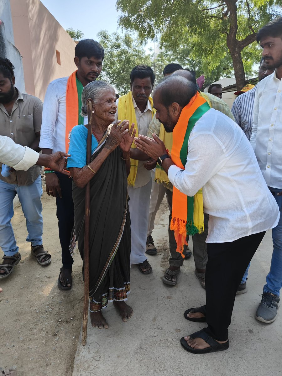 SsBharatavarsh's tweet photo. ఈదుల ముష్టురులో డోర్ టు డోర్ క్యాంపెయినింగ్ చేసిన సత్య అన్న @satyakumar_y https://t.co/57dCJeqqYH