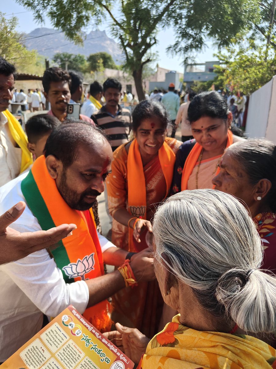SsBharatavarsh's tweet photo. ఈదుల ముష్టురులో డోర్ టు డోర్ క్యాంపెయినింగ్ చేసిన సత్య అన్న @satyakumar_y https://t.co/57dCJeqqYH