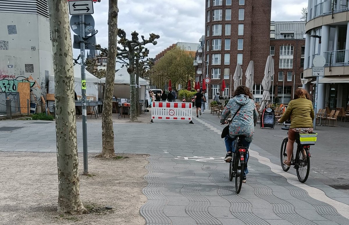 Moin @Duesseldorf sollte nicht schon seit Jahren eine Umleitung für Radfahrer eingerichtet werden, wenn mehrmals im Jahr einer der meistfrequentierten Radwegen wegen Festivitäten gesperrt wird? CC @ADFCDuesseldorf