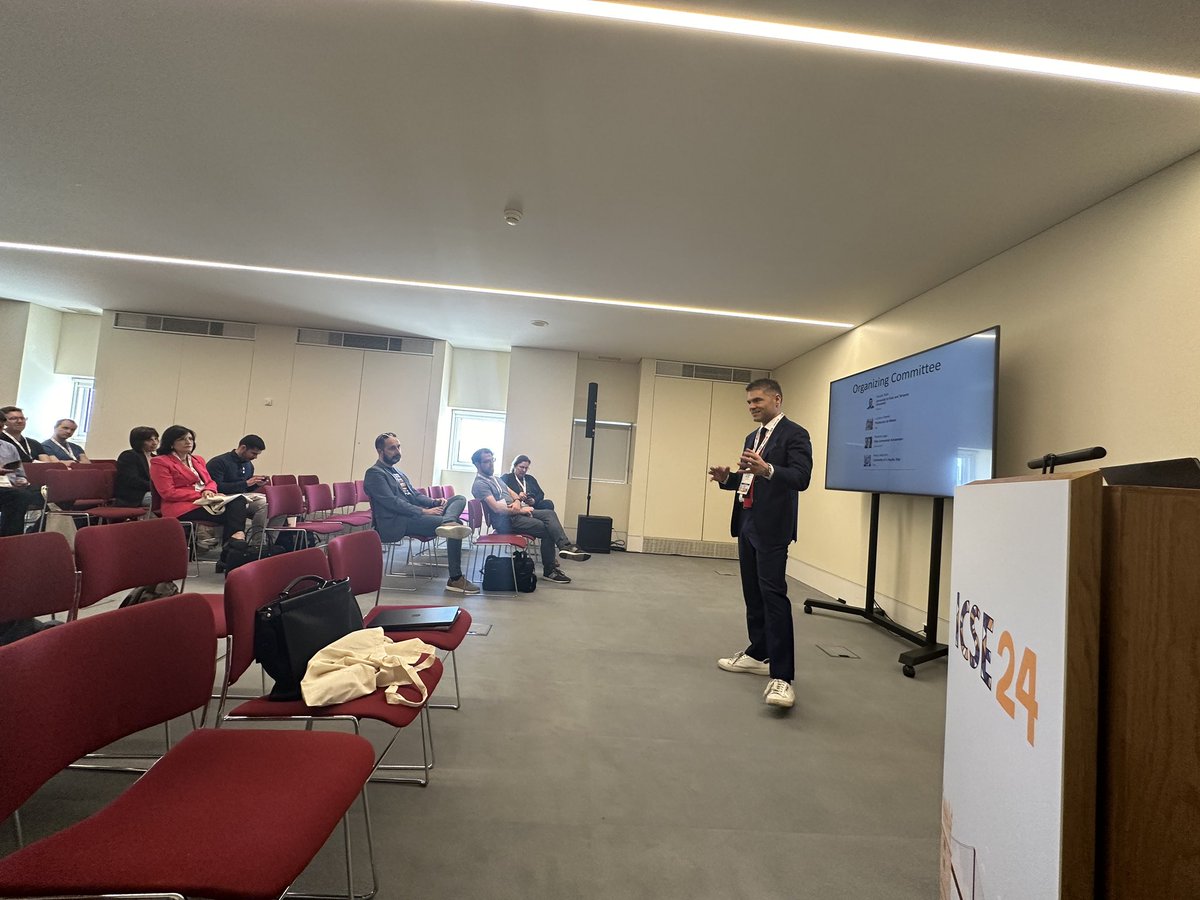 xiaozhouli's tweet photo. What’re the new trends in software architecture? Let’s find out in #SATrends @ICSEconf with @davidetaibi #Lisbon https://t.co/6inUT3h3ul