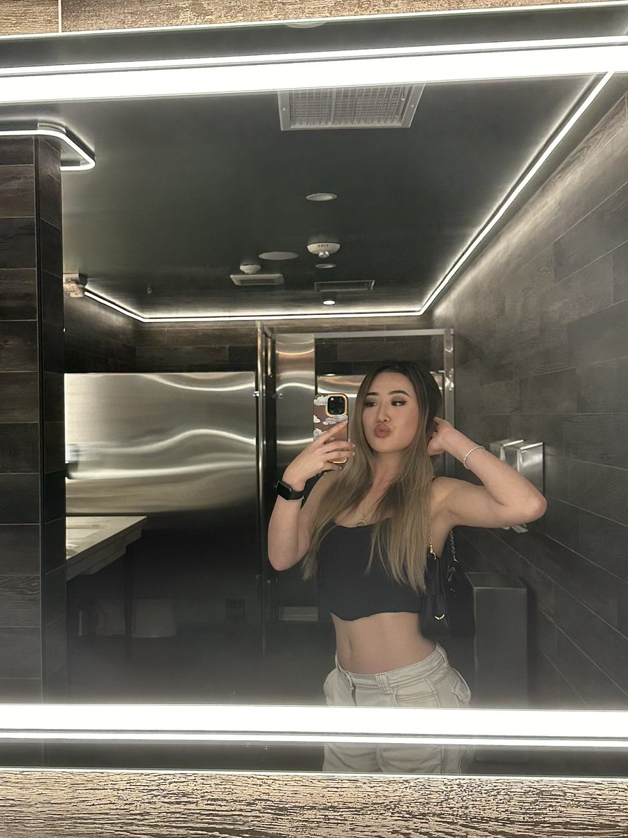 einnv's tweet photo. Mirror mirror https://t.co/JKbWnnOXyZ