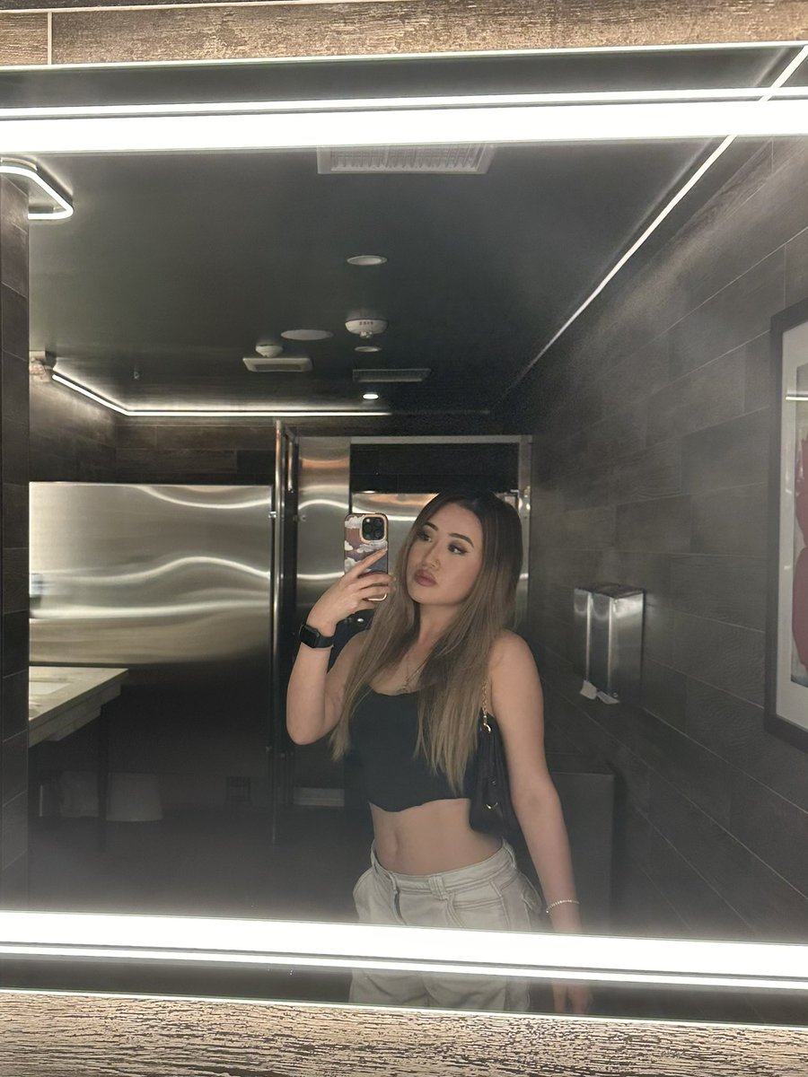 einnv's tweet photo. Mirror mirror https://t.co/JKbWnnOXyZ