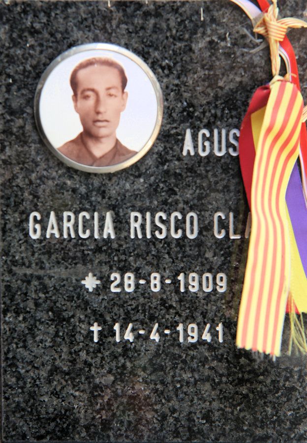 #OTD en 1941 fue asesinado en el campo de concentración de Gusen AGUSTÍN GARCÍA-RISCO CLARO 🔻 #deportado, de Cabeza de Buey. En la sala que alberga los hornos crematorios del campo, una placa -colgada en su pared- le recuerda. #RememberGusen