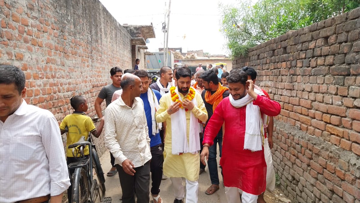 Sipubiharka's tweet photo. जनसमर्थन मिल रहा है अपार,
जहानाबाद चुनेगी इस बार आशुतोष कुमार ..!!
जनसंपर्क अभियान के तहत #वैना गांव में बड़े बुजुर्गो का प्यार, आशीर्वाद और युवाओं का जोरदार जनसमर्थन..!!
@AshutoshBiharKa #LokSabhaElection2024
#BiharPolitics #RJJP https://t.co/Tr8AL6grmt