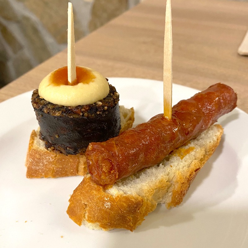 ricardsampere's tweet photo. Publico @maitea_taberna, un dels clàssics de BCN, que destaca en tots els aspectes i al que costa trobar defectes. Feia massa temps que no hi anava 🤷🏻‍♂️. Si feu clic a les fotos ⬇︎⬇︎, teniu la crònica 😍.