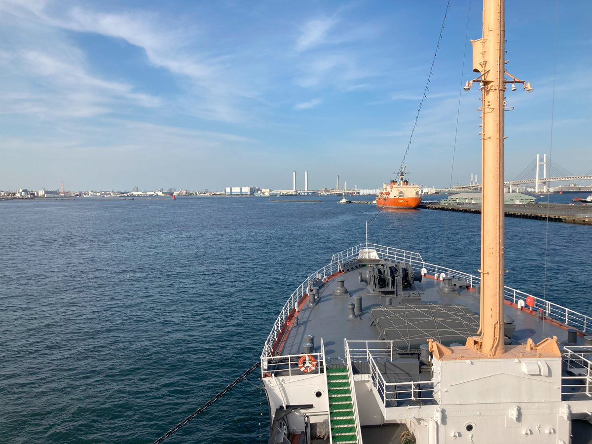 UzukiToichi's tweet photo. 氷川丸から南極観測船（砕氷艦）しらせを臨む https://t.co/NwRTk7YJco