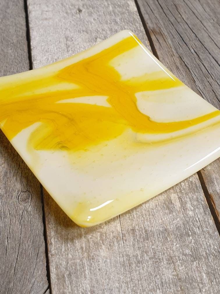 Beautiful handcrafted little glass trinket bowl. A unique dish full of yellow on white swirls. Love the colours within this little dish. #ukgifthour #ukgiftam #handmade #etsy #giftideas #shopindie buff.ly/3TW1kGV