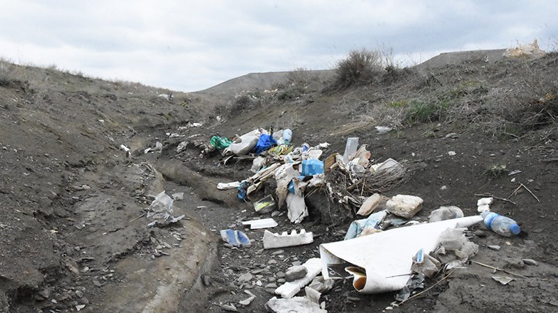 İlçenin 30 yıllık çöpü, rüzgarla 10 kilometrelik araziye yayıldı dha.com.tr/2421288