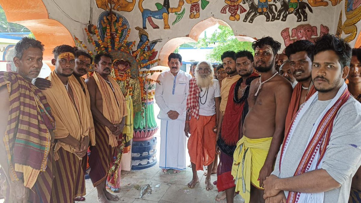 RajendraBegunia's tweet photo. ଆଜି ଓଡ଼ିଆ ନବବର୍ଷ ପଣାସଂକ୍ରାନ୍ତି ତଥା ମହା ବିଷୁବ ସଂକ୍ରାନ୍ତି ଓ ହନୁମାନ ଜୟନ୍ତୀ ଅବସରରେ ଖୋର୍ଦ୍ଧା ପୌରପରିଷଦ ଅନ୍ତର୍ଗତ ବିଭିନ୍ନ ୱାର୍ଡ ରେ ଅବସ୍ଥାପିତ ଆରାଧ୍ୟା ଦେବୀ ମା କାମନା,ବାବା ଚନ୍ଦ୍ରଶେଖର,ବାବା ଧବଳେଶ୍ଵର ଓ ମହାବୀରଙ୍କ ଆଶିଷ ଭିକ୍ଷା କରିବା ସହ ଉପସ୍ଥିତ ଦଣ୍ଡ ମାନସିକଧାରୀ ଓ ଭକ୍ତ ମାନଙ୍କ ସହ ଆଲୋଚନା କରିବା ଅବସରରେ I https://t.co/B88Y0j5ft0