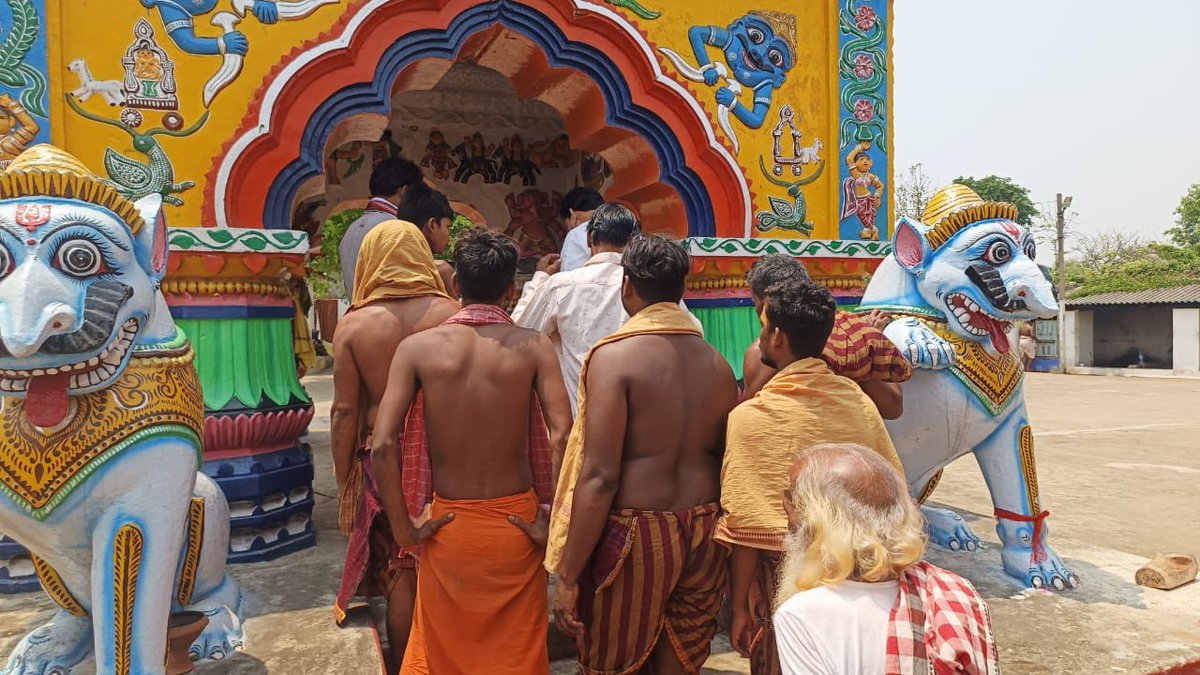 RajendraBegunia's tweet photo. ଆଜି ଓଡ଼ିଆ ନବବର୍ଷ ପଣାସଂକ୍ରାନ୍ତି ତଥା ମହା ବିଷୁବ ସଂକ୍ରାନ୍ତି ଓ ହନୁମାନ ଜୟନ୍ତୀ ଅବସରରେ ଖୋର୍ଦ୍ଧା ପୌରପରିଷଦ ଅନ୍ତର୍ଗତ ବିଭିନ୍ନ ୱାର୍ଡ ରେ ଅବସ୍ଥାପିତ ଆରାଧ୍ୟା ଦେବୀ ମା କାମନା,ବାବା ଚନ୍ଦ୍ରଶେଖର,ବାବା ଧବଳେଶ୍ଵର ଓ ମହାବୀରଙ୍କ ଆଶିଷ ଭିକ୍ଷା କରିବା ସହ ଉପସ୍ଥିତ ଦଣ୍ଡ ମାନସିକଧାରୀ ଓ ଭକ୍ତ ମାନଙ୍କ ସହ ଆଲୋଚନା କରିବା ଅବସରରେ I https://t.co/B88Y0j5ft0