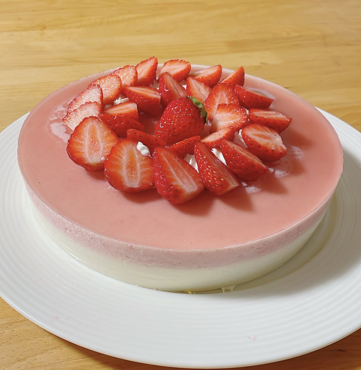 haruka_7110's tweet photo. レアチーズといちごムースのケーキ🎂
中にスポンジを1枚入れたけど思ったよりボリュームが出なかったから2枚入れてもよかったなー
今の時期は綺麗ないちごがお手頃に買えて嬉しい🍓 https://t.co/M1JFKfSPon