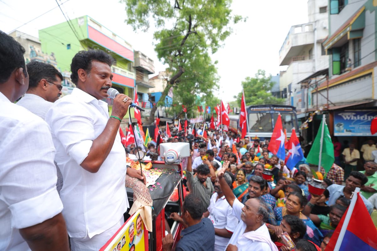 Anbil_Mahesh's tweet photo. சர்வாதிகார ஆட்சி நடத்திக்கொண்டிருக்கும் மதவாத பா.ஜ.க அரசை தோற்கடித்து, ஜனநாயகத்தை வெற்றியடைய செய்வதற்கான இத்தேர்தலில் "தீப்பெட்டி" சின்னத்திற்கு வாக்களிக்குமாறு #அரியமங்கலம் பகுதி மக்களிடம் கேட்டுக் கொண்டோம்.

#INDIA கூட்டணி சார்பில் போட்டியிடும் @duraivaikooffl அவர்களை திருச்சி மக்களின் சார்பாக நாடாளுமன்றத்திற்கு அனுப்பி வைப்போம்!

"தீப்பெட்டி" சின்னத்திற்கு ஆதரவளிப்போம்.

@arivalayam
@mdmkofficial
#Vote4INDIA
#trichy_south_dmk