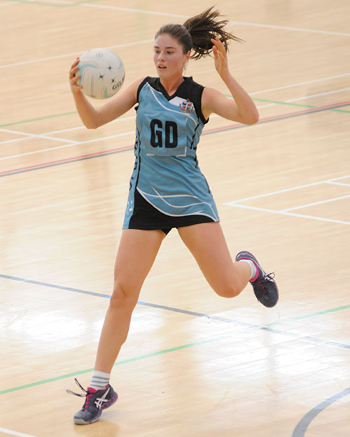 Congrats to @APS_Sport Rep & @GeelongGrammar Alumna Zara Walters (GGS2021) who made her debut for the @MelbourneVixens in the starting line up today! The Vixens defeated @MelbMavericks 68-61! Well done Zara! 💪👏👏 #apssport #apsnetball #schoolsport #apsalumnae #apsrepsport