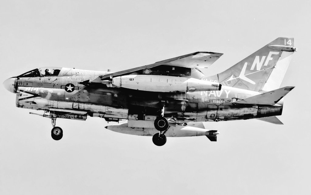 #414の日 厚木基地 A-7E VA-56 NF-414 158657、 サイドワインダー付き、 1982これの、カラー写真無かったですね～