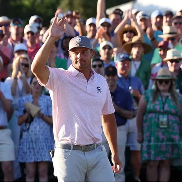 2underGolf's tweet image. 1️⃣ Scheffler leads after a gutsy comeback! 🦅 #ScottieScheffler

2️⃣ Morikawa's on fire, just one stroke behind! 🔥 #CollinMorikawa 

3️⃣ Schauffele shines with a bogey-free round! 

4️⃣ Tough conditions test the best!

Who's your pick for the Green Jacket? 🏆  #MastersSunday