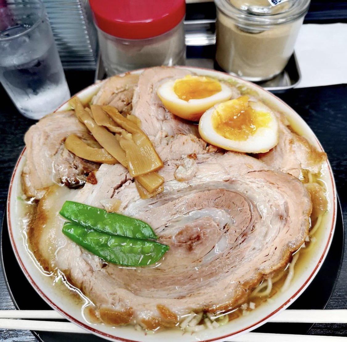 DATEYA_Official's tweet photo. チャーシューは麺が見えないレベルのデカさ！仙台の名店です🍜 https://t.co/8qMTpX7skH