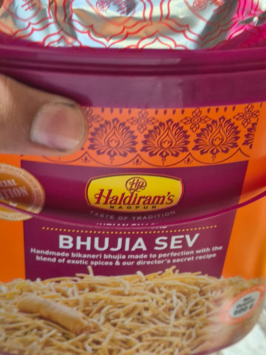 @Haldiramsonline @fssaiindia @NagpurHaldirams @MyHaldirams  this is pathetic I had brought this box from recently opened Haldirams outlet in bilaspur and immediately after opening it is visible that human hair is inside the box shame on you