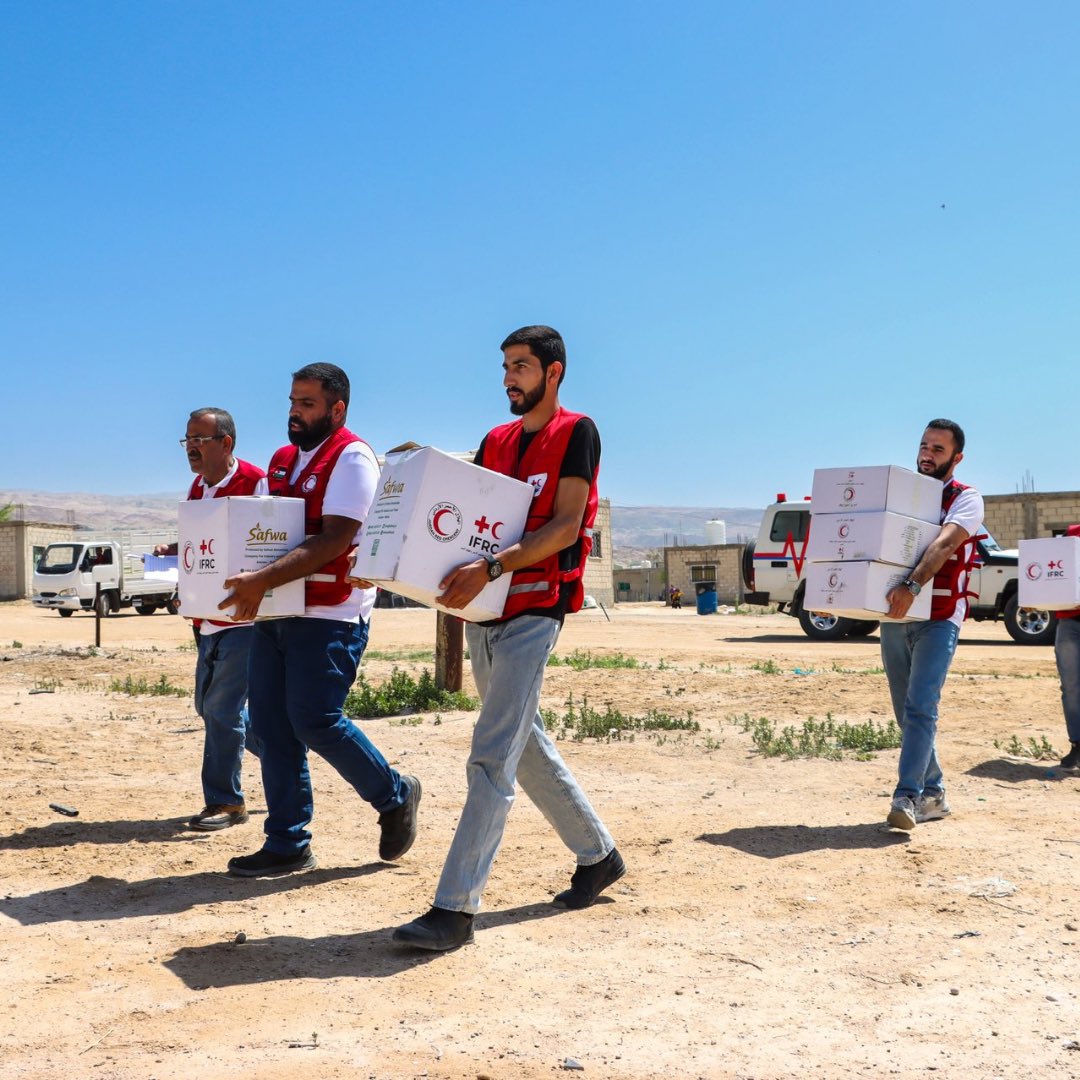 In the MENA region, where extreme weather conditions exacerbate community hardships, the @_JNRCS's rapid response, with the support of @ifrc, embodies resilience and compassion. The Disaster Emergency Response Fund provided necessities, including: 📦 Food and health packages 🧣…