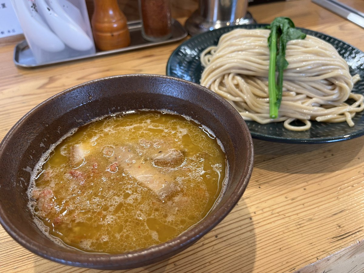 らーめん いつ樹 本店@小作
蟹白湯つけ麺 1,100円

限定の蟹白湯つけ麺、いつ樹のDNAを継ぐメニューで1番美味い…！五ノ神のトマトバジルつけ麺を越えた。
想像の5倍くらいの蟹ほぐし身が入っており、出汁感と蟹オイル感のバランスが秀逸。
麺主体キャラが多い中こんなにスープが個性的なつけ麺久々。