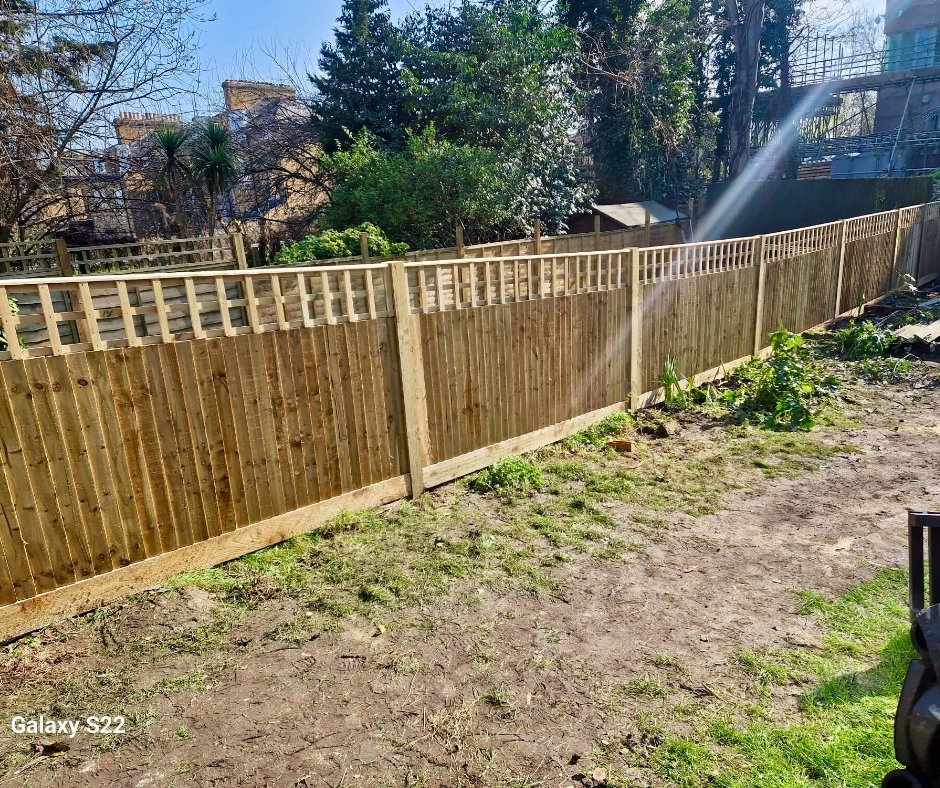 Close board fence plus trellis for our client in Stratham 🏡 

#fencingcontractor #fencingcontractors #domesticfencing #commercialfencing #southlondonfencing #fencinginstallation #fencingrepair #southlondon #caterham  #croydon #purley #dulwich #foresthill #tooting #streatham
