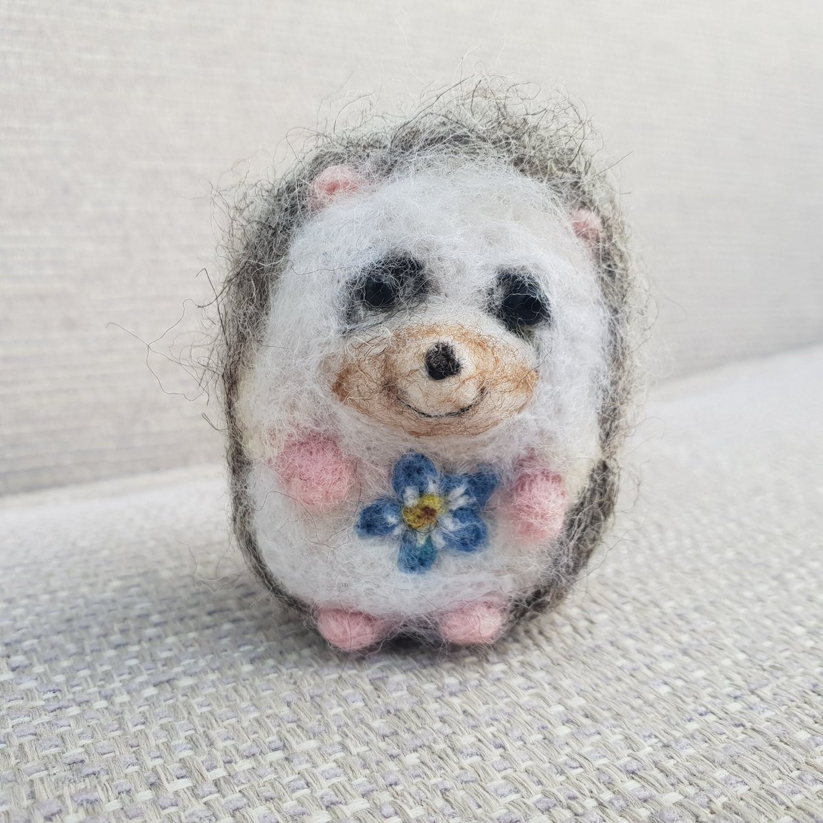 Hello! Do you know someone who absolutely adores Hedgehogs? This sweet handmade woolly Hedgie who adores forget me nots would love to make their day! Thank you ❤️ therockingfelter.etsy.com/uk/listing/165… #etsy #smartsocial #ukgiftam #hedgehog #firsttmaster