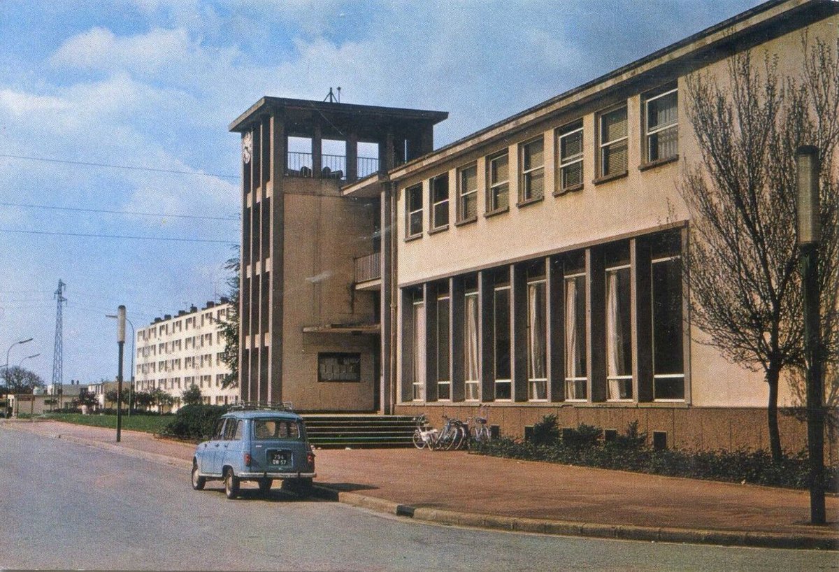 57 Guénange en Moselle, l'Hôtel de Ville et la renault 4L bleue proche a la cité HLM en 1963