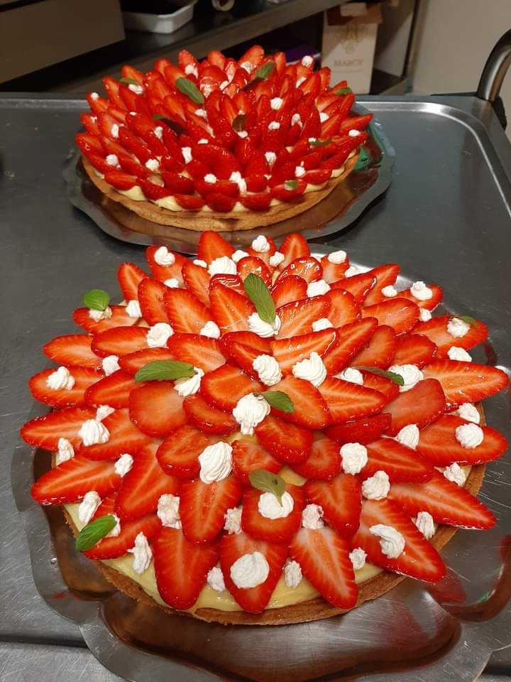 Kikou les gourmands et les gourmets 🖖 Repas entre amis aujourd'hui et c'est dimanche gourmandise 🤗 Pour l'occasion j'ai réalisé deux tartes aux fraises. Super contente du résultat 😀 Bon dimanche et excellente journée à vous 🌸 Des bisous 😘❤😘❤😘 #weekend #Gourmandise #Amis