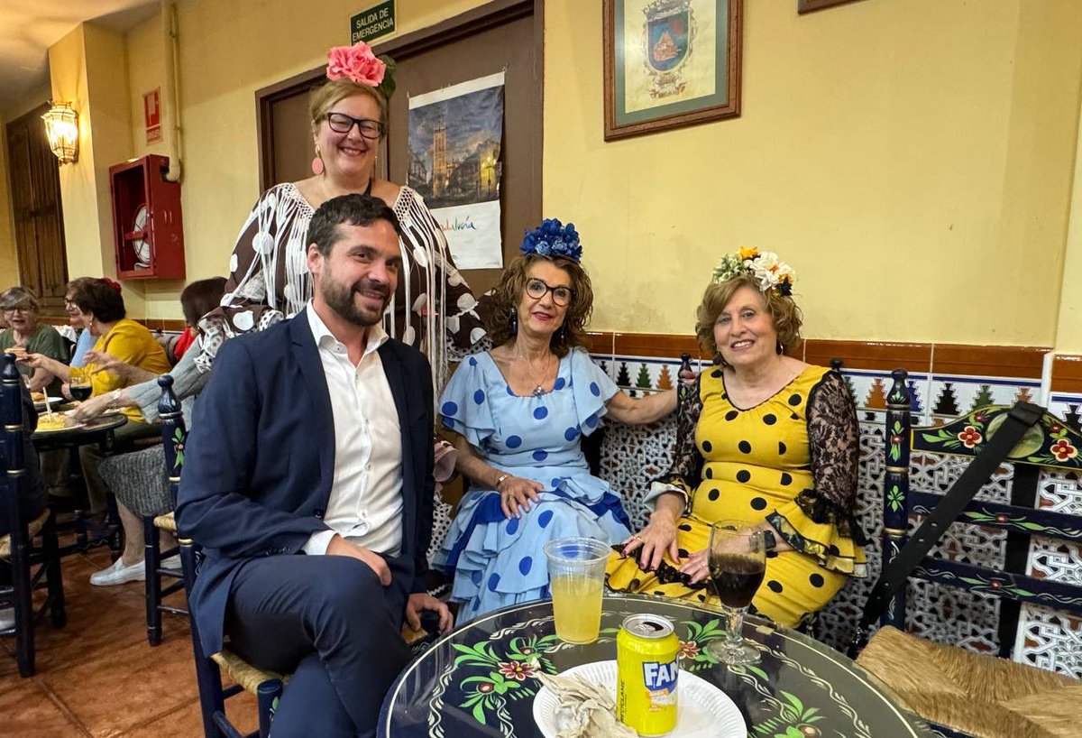 Ayer sábado, celebrando con nuestras vecinas y vecinos de la Casa Andaluza, la Feria de Abril 💃 Seguimos creando comunidad, compartiendo tradiciones para seguir construyendo un #Alcorcón unido por la cultura para todas y todos.