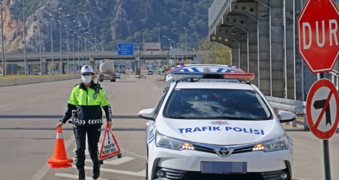 Düzce’de denetim sırasında, ileride radar olduğunu selektör yaparak diğer sürücülere haber verenlere para cezası kesildi.