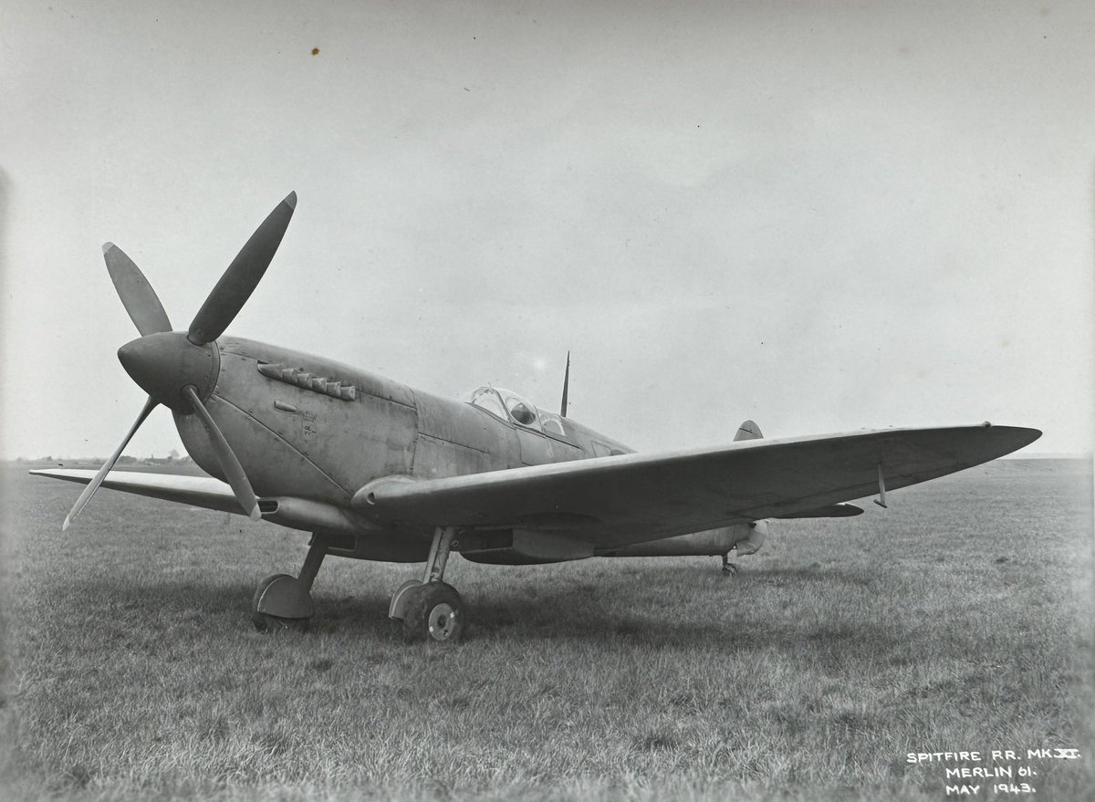 SPITFIRE SUNDAY Today we feature PR XI EN427 at RAF Benson. After a failed attempt to deliver to the Middle East, EN427 would eventually join 682 Sqn in Italy. The aircraft went missing on a sortie to Genoa on 29 August 1943. @classicwarbirds @SocietySpitfire @damcasterspod
