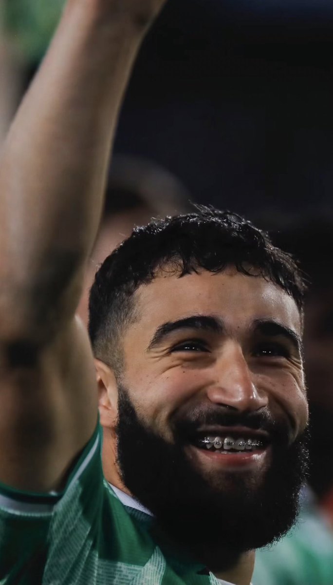 ElMagoBotas_'s tweet photo. Mi opinión sobre la figura de Nabil Fekir.

1. Desde que llegó hace 5 años al Betis se ha echado al equipo a la espalda en todas las temporadas hasta su grave lesión.

2. Desde el primer momento hizo todo lo posible por ser uno más pese a las evidentes diferencias culturales. Se enamoró de Sevilla y empezó a sentir el Betis como algo suyo.

3. Aplazó las cantidades a percibir de su sueldo para hacer hueco a los no inscritos en 2022 y ha ido rechazando todas las ofertas que le han llegado. Pudiendo ganar mucho más dinero en otro lado, se mantuvo fiel al proyecto.

4. Siendo el jugador con más calidad de la plantilla, siempre ha demostrado un compromiso total: jugó con la rodilla rota durante 30 min. en Elche y casi 70 min. con los huesos de la nariz rotos ante el Athletic.

En definitiva, Fekir es mucho más que un futbolista extraordinario. Es un líder en el vestuario (actualmente primer capitán de la plantilla) y una persona distinta al resto y que se ha ganado un cariño especial de toda la afición por su forma de ser.

Él es el primero que sabe que no está a su 100%, pero ante todo se merece un respeto. Porque se lo ha ganado con creces.

Es evidente que se acabará marchando (mi opinión es que más pronto que tarde), así que disfrutemos de Nabil todo lo que podamos.