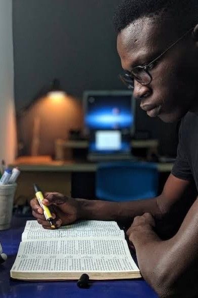 Thiarllesbp's tweet photo. “Proceda o povo de Deus de tal maneira que o mundo veja que os adventistas do sétimo dia são um povo inteligente, pensante, cuja fé se acha baseada em fundamento firme e não em confusão. O povo tem fome do pão da vida. Não lhe ofereçais uma pedra.” ME2 24.2 https://t.co/zS3ugb1XFa