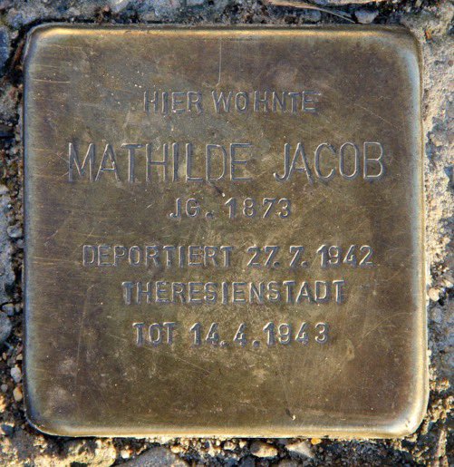 Mathilde Jacob (8.März 1873) war eine enge Vertraute von Rosa Luxemburg u.schmuggelte deren Briefe,Manuskripte aus dem Gefängnis.Sie war politisch u.journalistisch aktiv u.hatte Kontakt zum Widerstand.1942 wurde sie ins KZ Theresienstadt deportiert,dort starb sie am 14.April 1943
