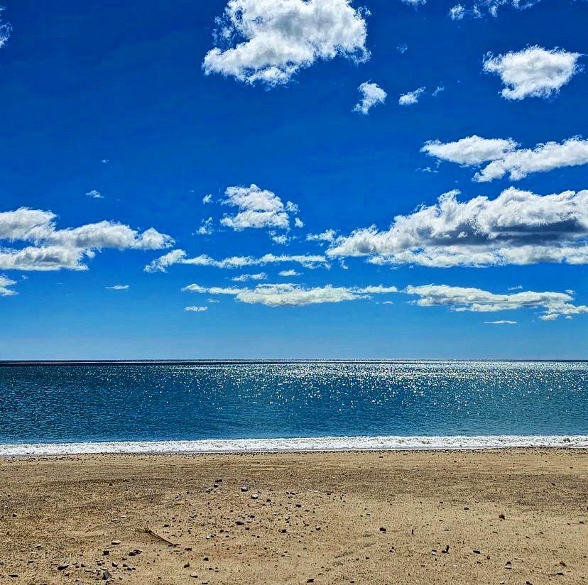 Un diumenge d’abril que podria ser d’estiu… Foto a Instagram: @silviabrunaznar #hospitaletdelinfant #costadaurada #catalunyaexperience #descobreixcatalunya #marimuntanya #natura #calm #beach